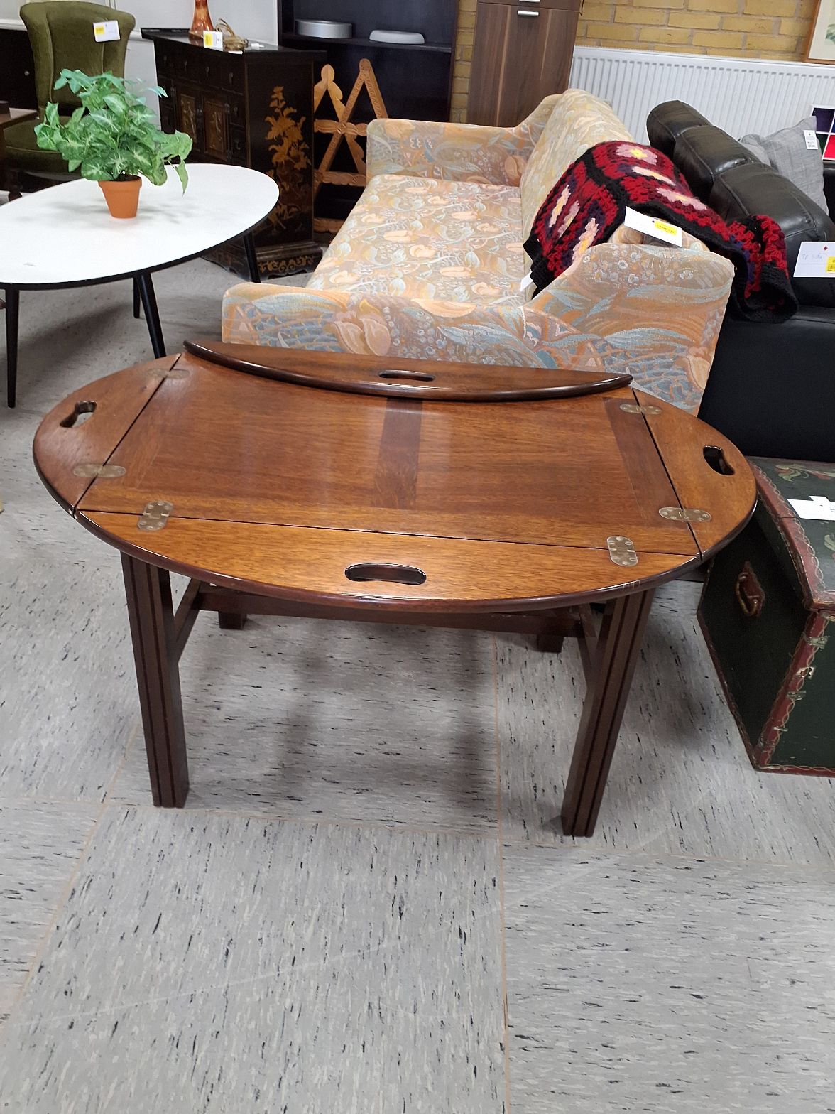 Mørkt bord med fold